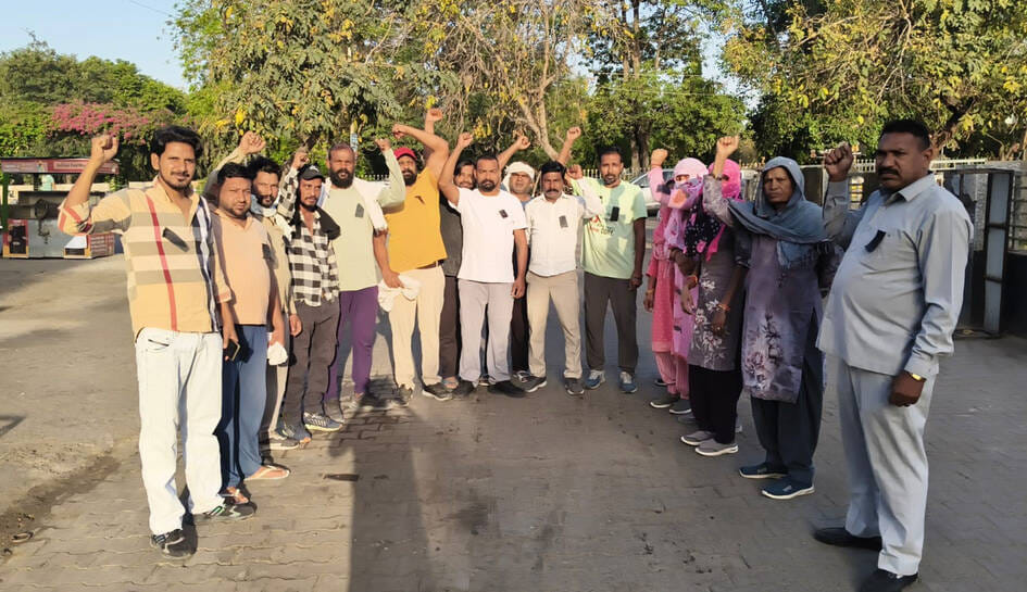 Municipal council employees protested by wearing black badges