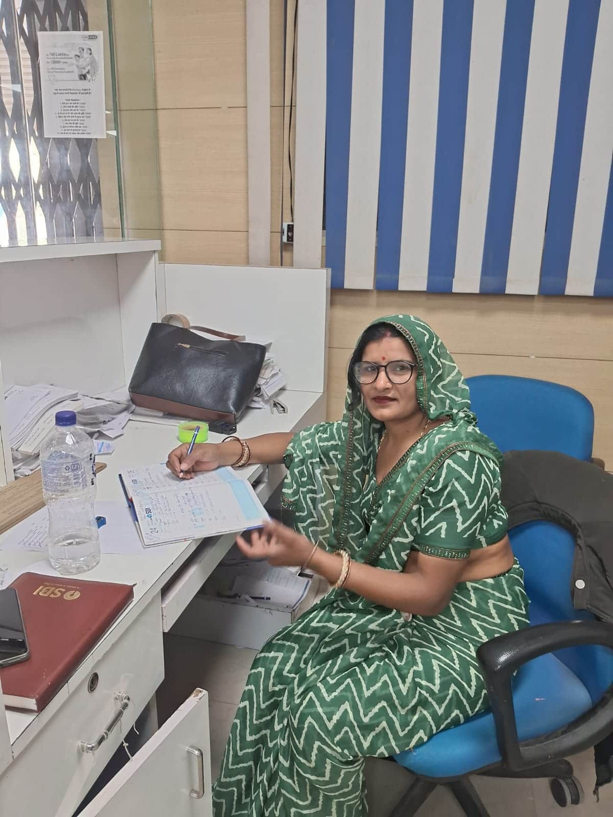 ग्रामीण महिलाओं को जागरूक करने वाली मधु शर्मा। स्रोत : स्वयं