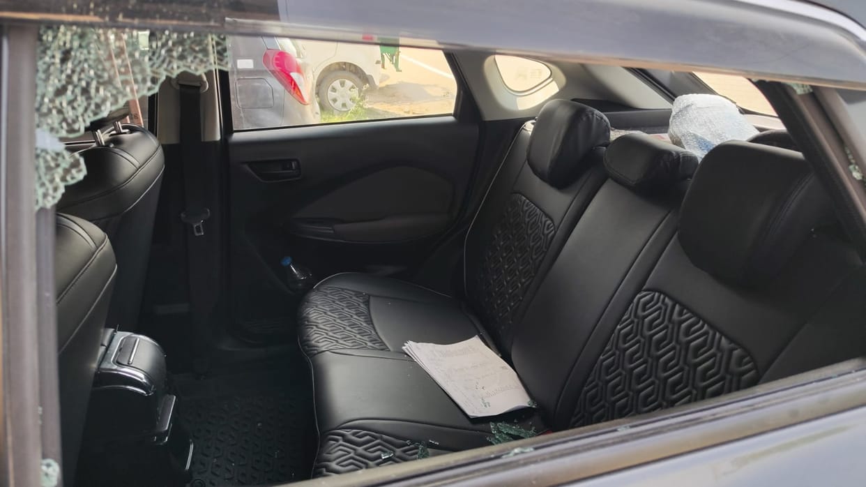 Bags stolen by breaking the windows of two parked cars