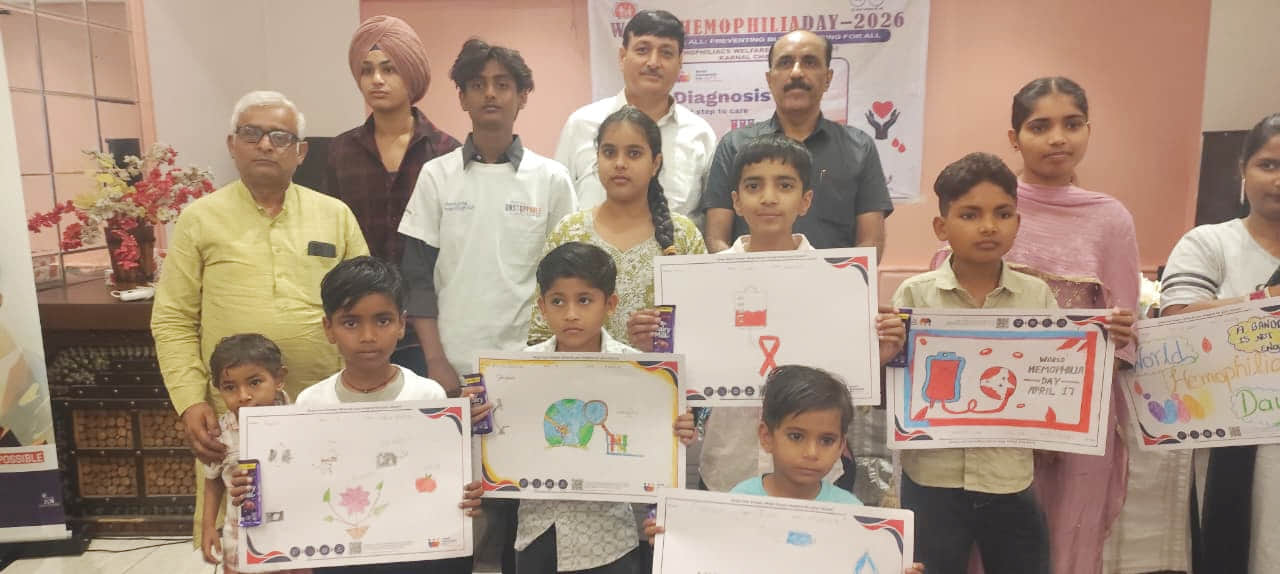 हीमोफीलिया डे पर आयोजित प्रतियोगिता में विजेता रहे प्रतिभागियों को सम्मानित करते हेमोफिलियाक्स 