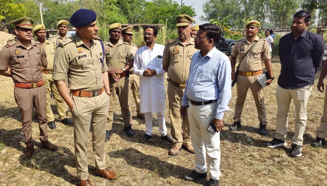 हथिगवां थाना क्षेत्र के भोला का पुरवा में महिला का शव मिलने पर पहुंचे एसपी दीपक भूकर। पुलिस