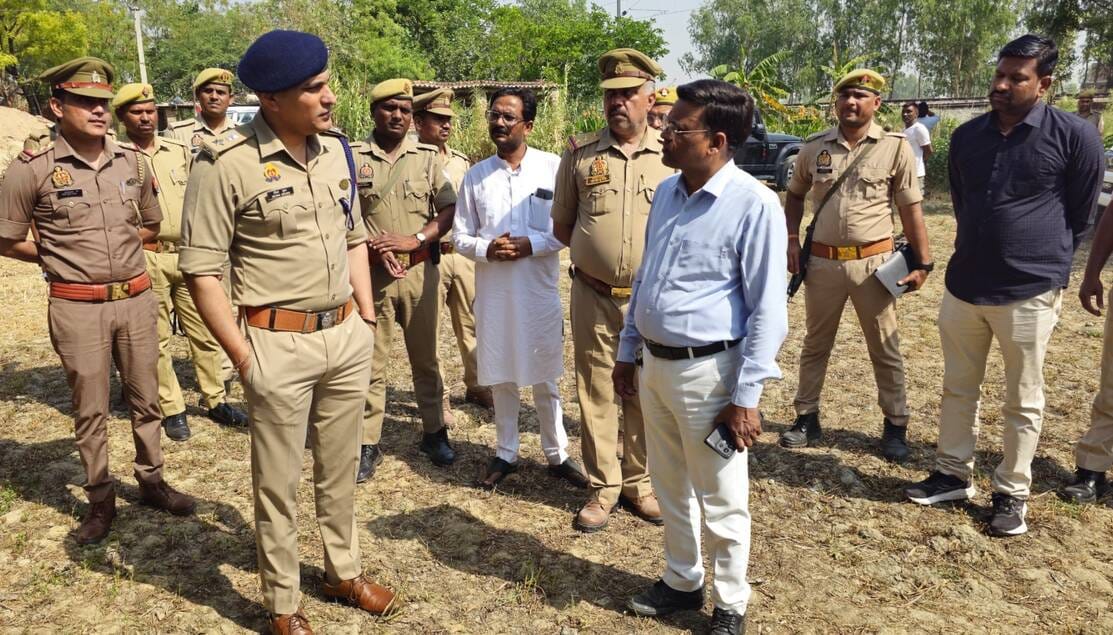हथिगवां थाना क्षेत्र के भोला का पुरवा में महिला का शव मिलने पर पहुंचे एसपी दीपक भूकर। पुलिस