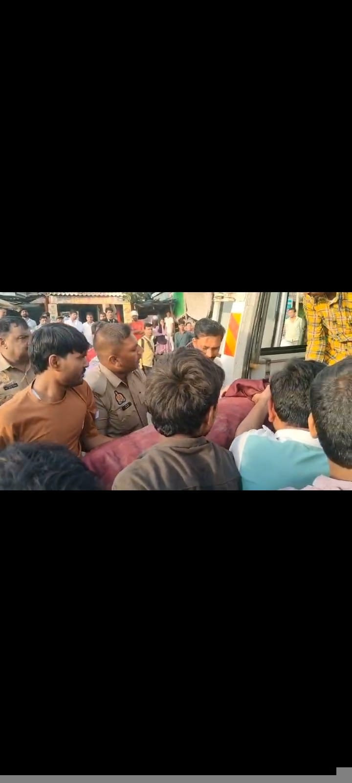 Truck collides with tempo, one dead, six injured
