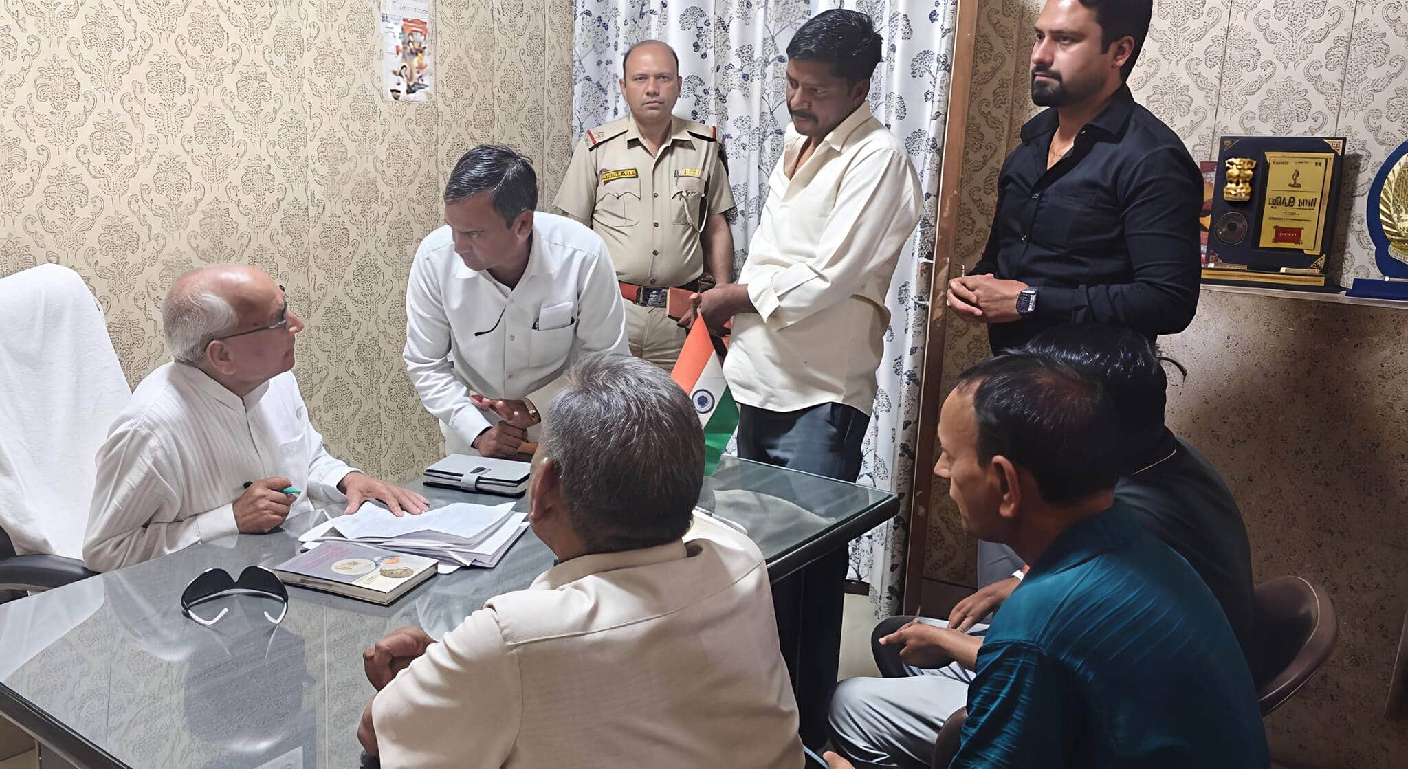 इंद्री लोगों की शिकायत सुनते विधायक रामकुमार कश्यप। संवाद