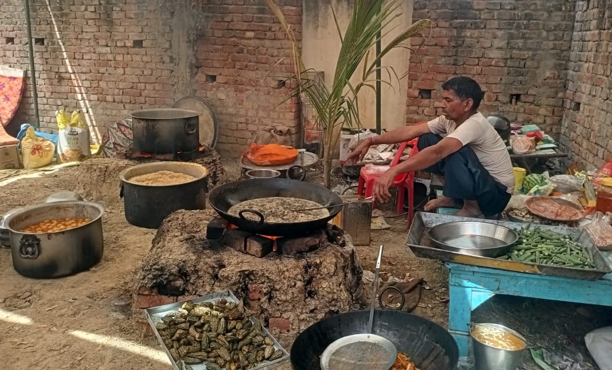 325 applications in 15 days..., food being cooked on the stove, the supply department claims everyone is getting a cylinder
