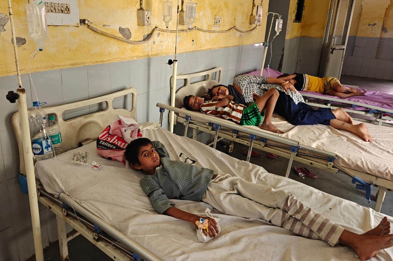 जिला चिकित्सालय के इमरजेंसी वार्ड में भर्ती बुखार-उल्टी, दस्त से पीड़ितत बच्चे। संवाद