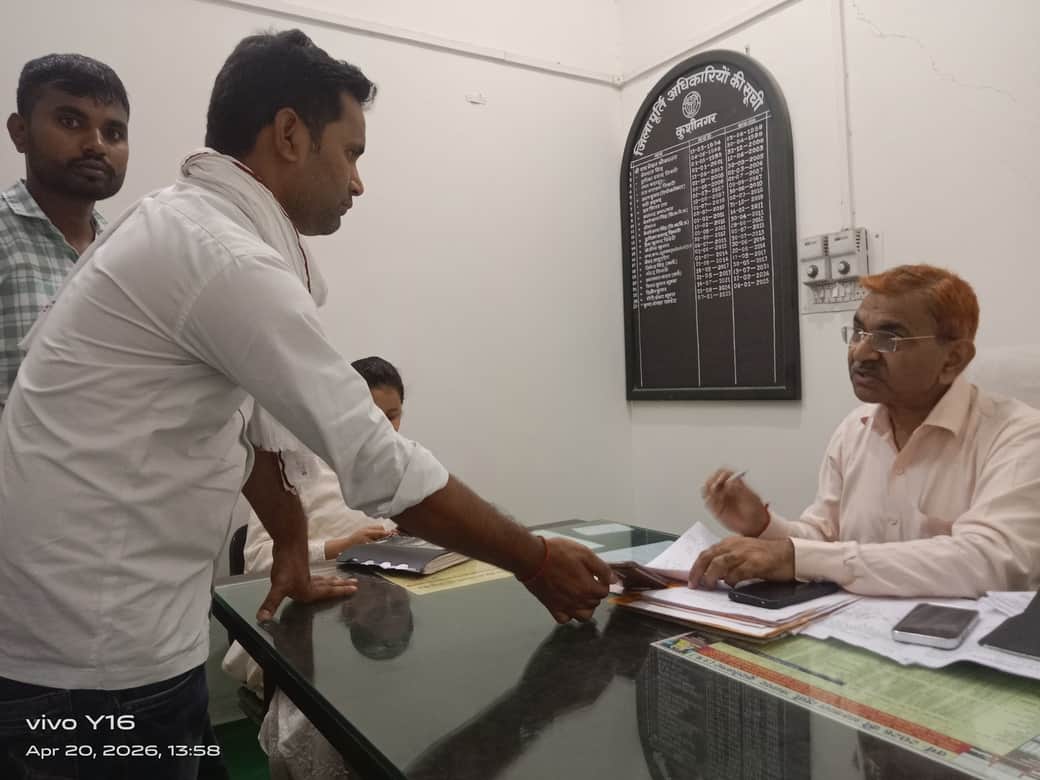 जिलापूर्ति अधिकारी को आवेदन सौंपता युवक।