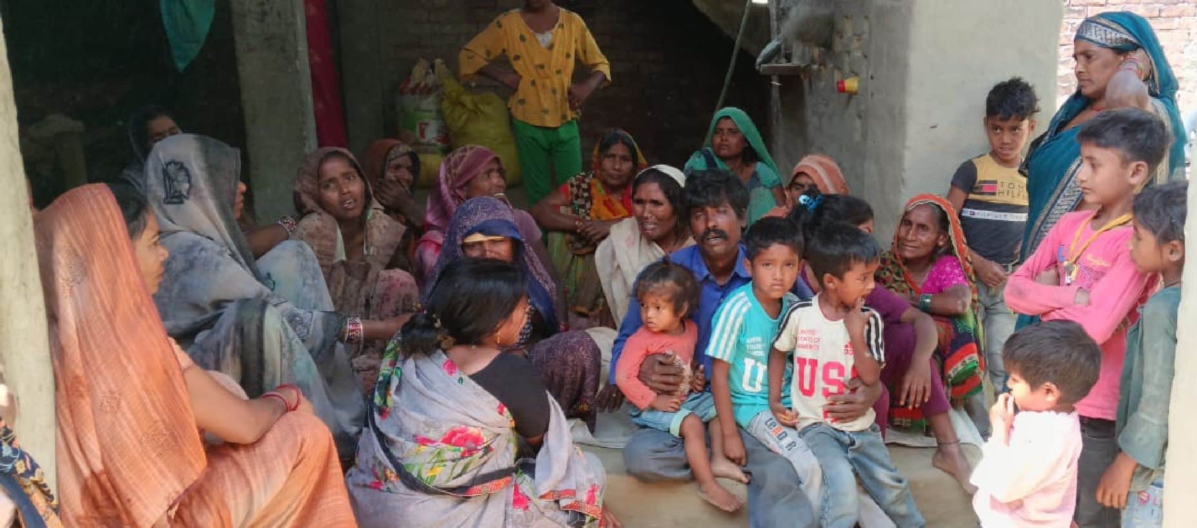 जामों के पूरा कलंदर अचलपुर गांव में रोते-बिलखते परिजन। स्रोत: ग्रामीण