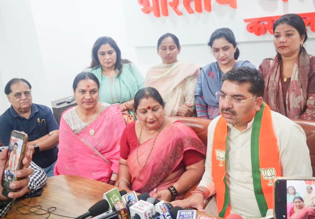जानकारी देते भाजपा के जिलाध्यक्ष प्रवीण लाठर। स्वयं