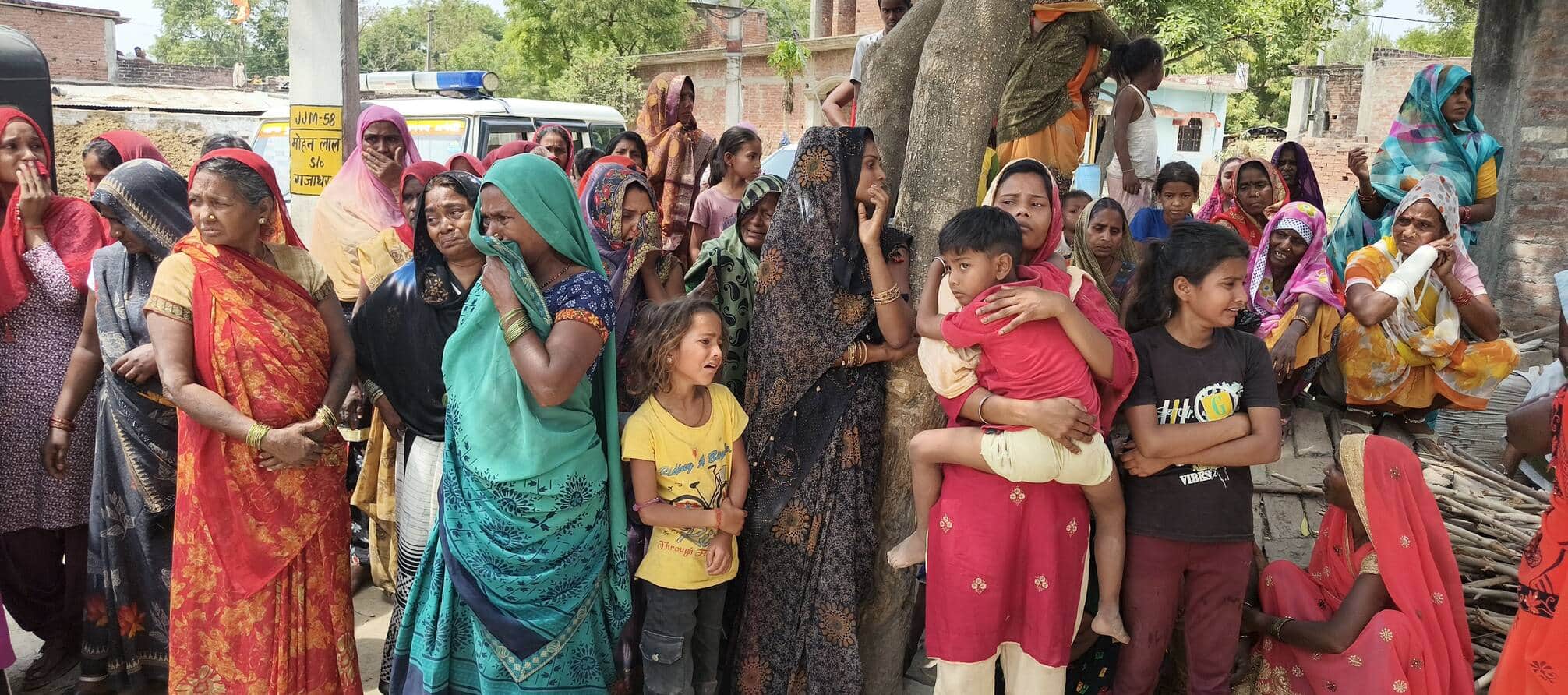 जायस के भीरा महोना गांव में गमगीन परिजन। स्रोत: स्थानीय