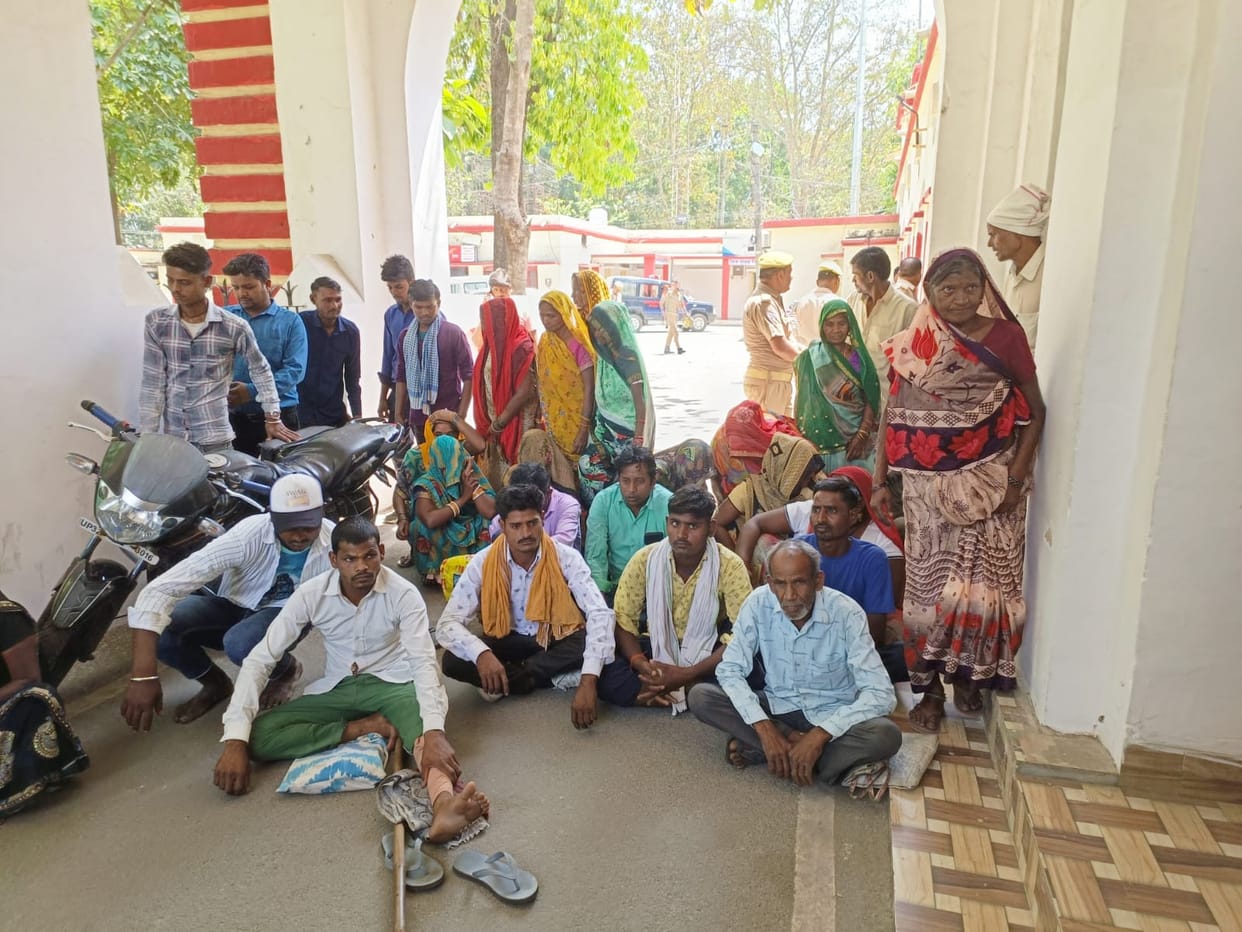 Demonstration held in the Collectorate for action against Forest Inspector-Forest Guard