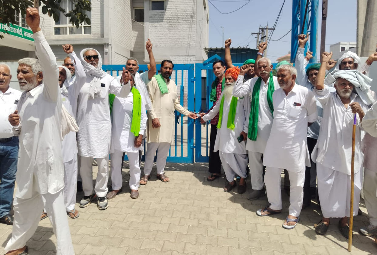 Farmers protested for three hours at the committee office.
