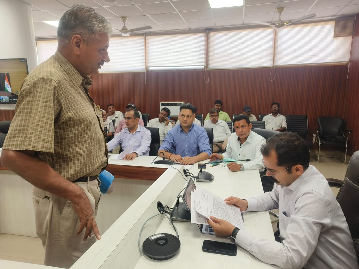 Resolve complaints on priority: Deputy Commissioner