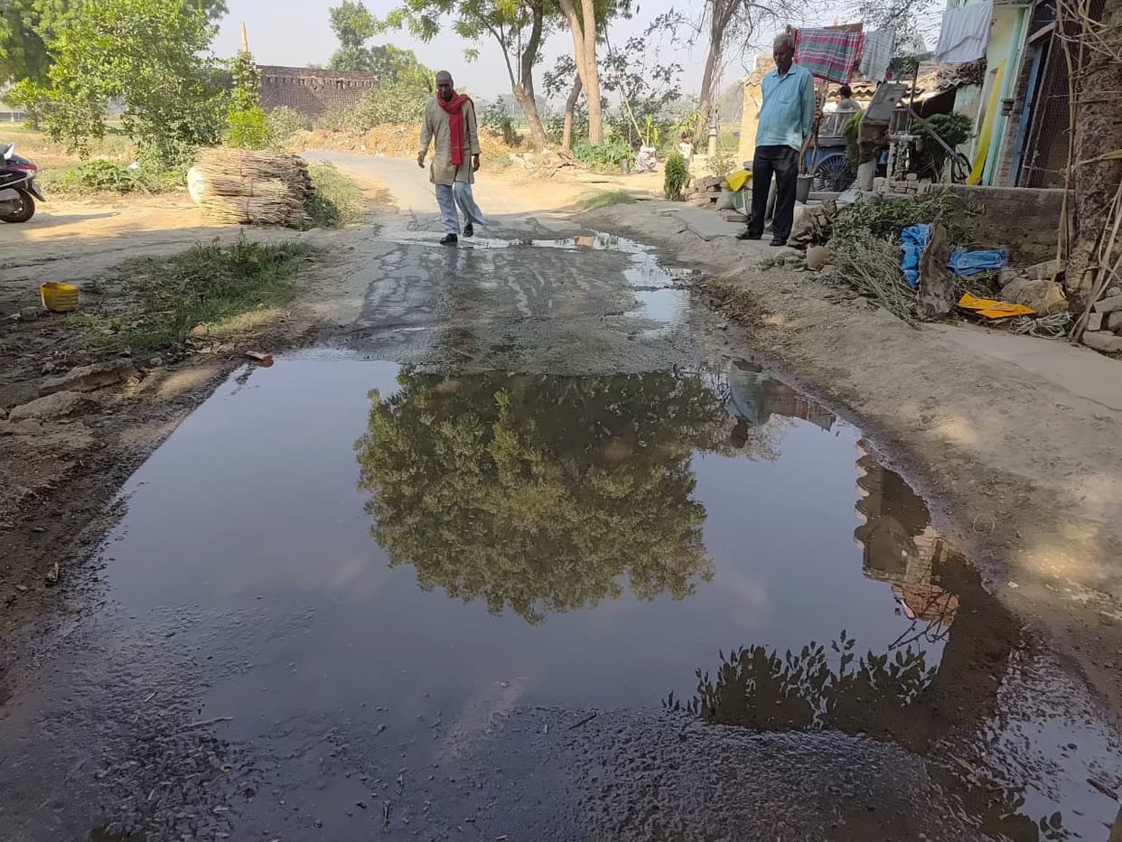Cracks in the Karnaipur Dandupur link road, risk of accident