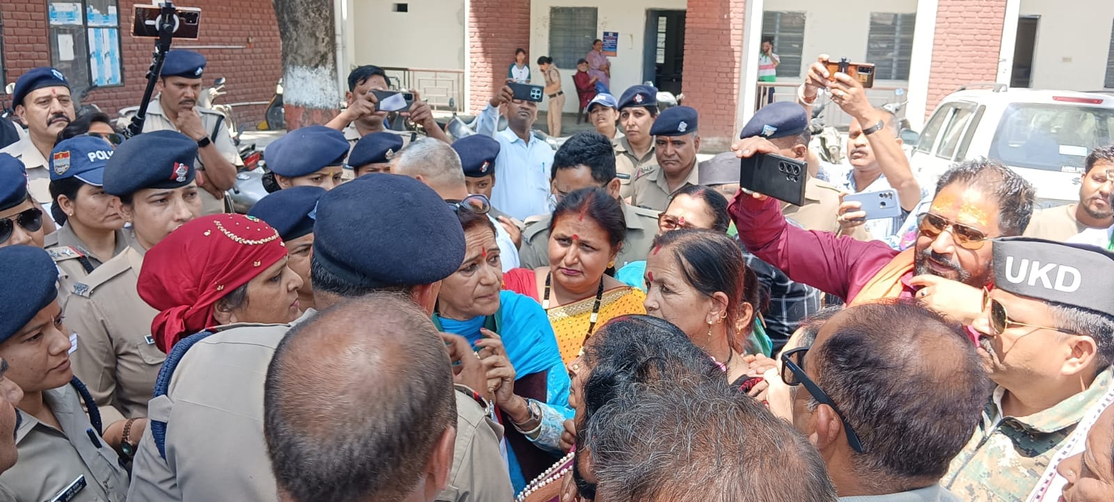 कोतवाली में प्रदर्शनकारियों को रोकती कोतवाली पुलिस। स्रोत संवाद।