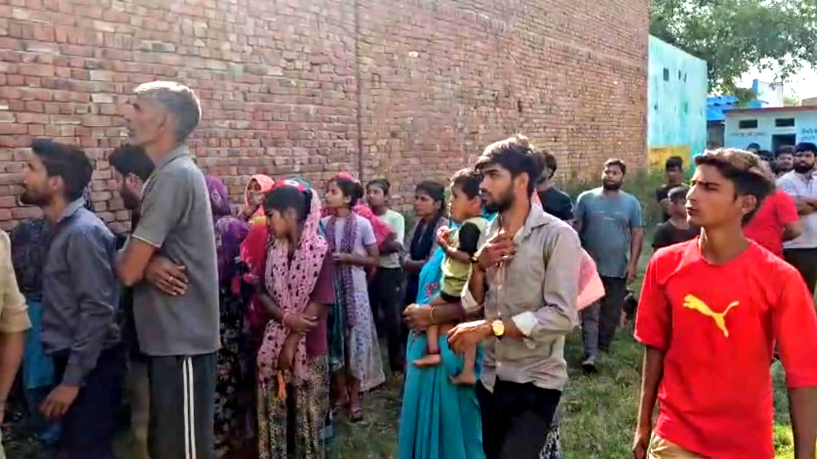 खुर्जा के बौरोली गांव स्थित पंचायत घर में पोस्टर फाड़ने की घटना के बाद हंगामा करते ग्रामीण। संव