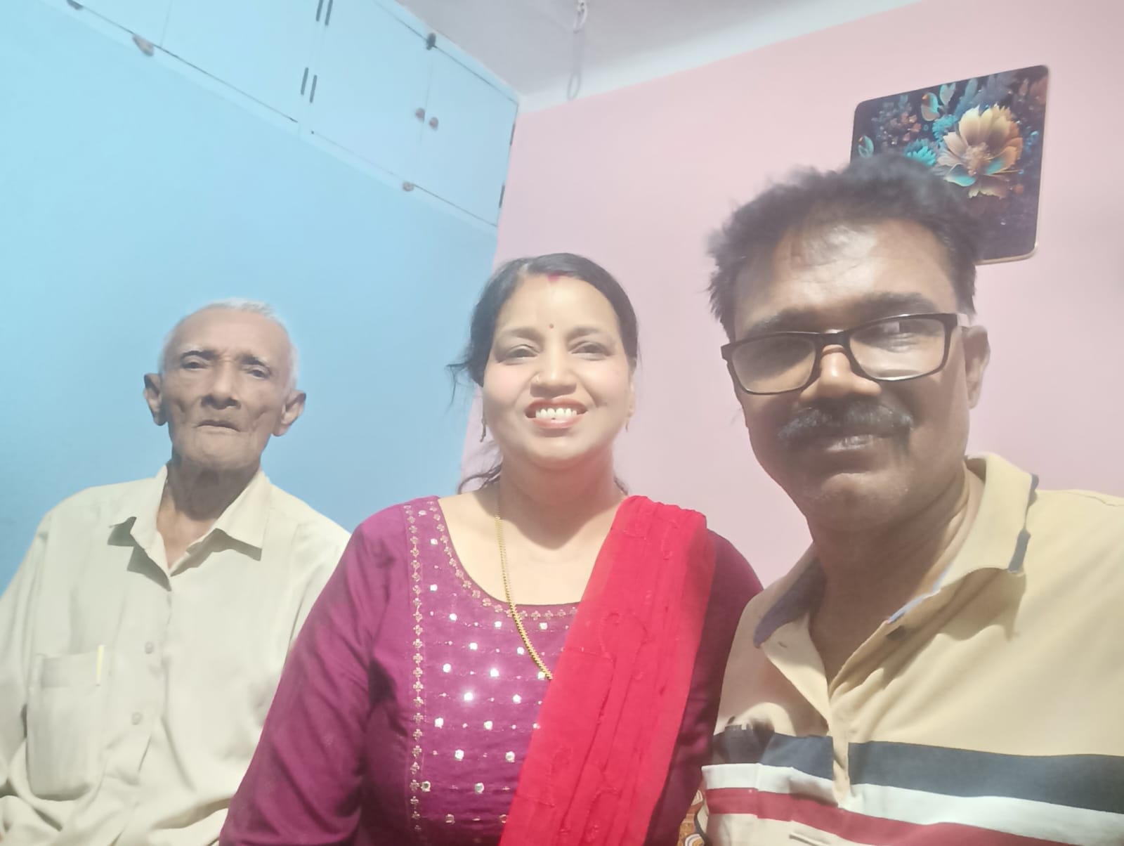 खुशी इजहार करते शुभम के दादा, पिता और मां