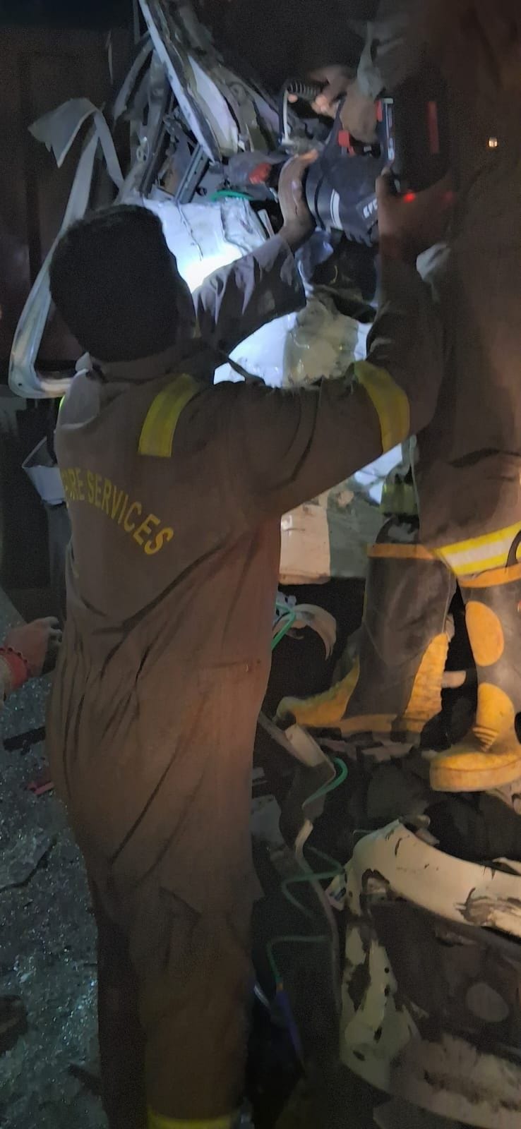A loader loaded with gravel collided with a truck, leaving the driver and helper stranded for an hour