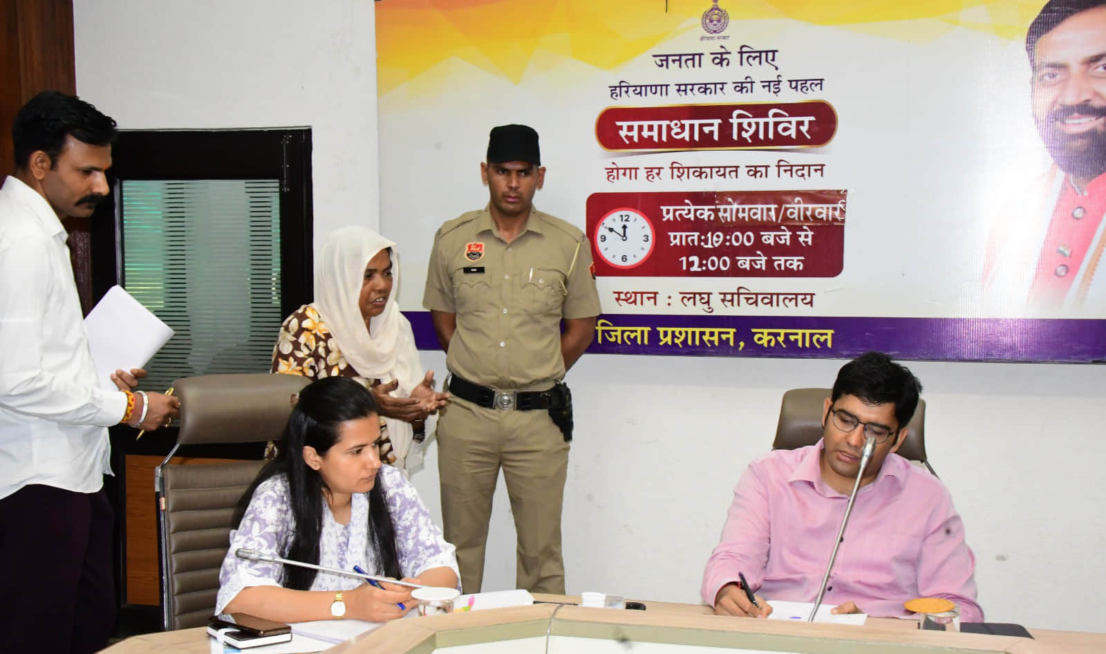 लघु सचिवालय के सभागार में लोगों की समस्या सुनते डीसी डा. आनंद शर्मा। सूचना विभाग