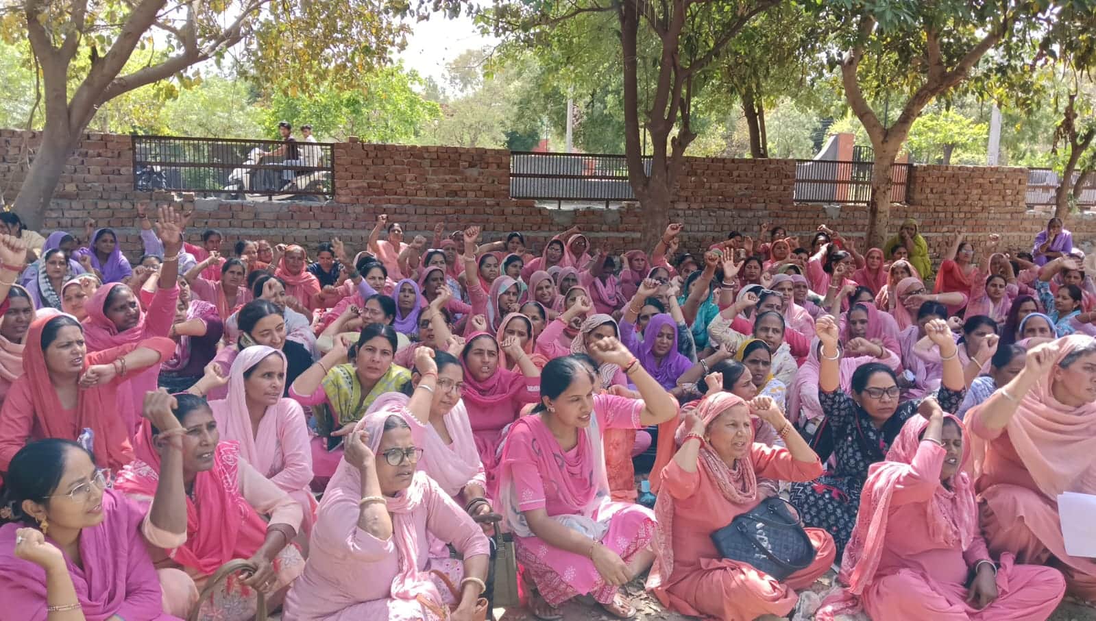 लघु सचिवालय में प्रदर्शन कर नारेबाजी करती आंगनबाड़ी वर्कर। संवाद