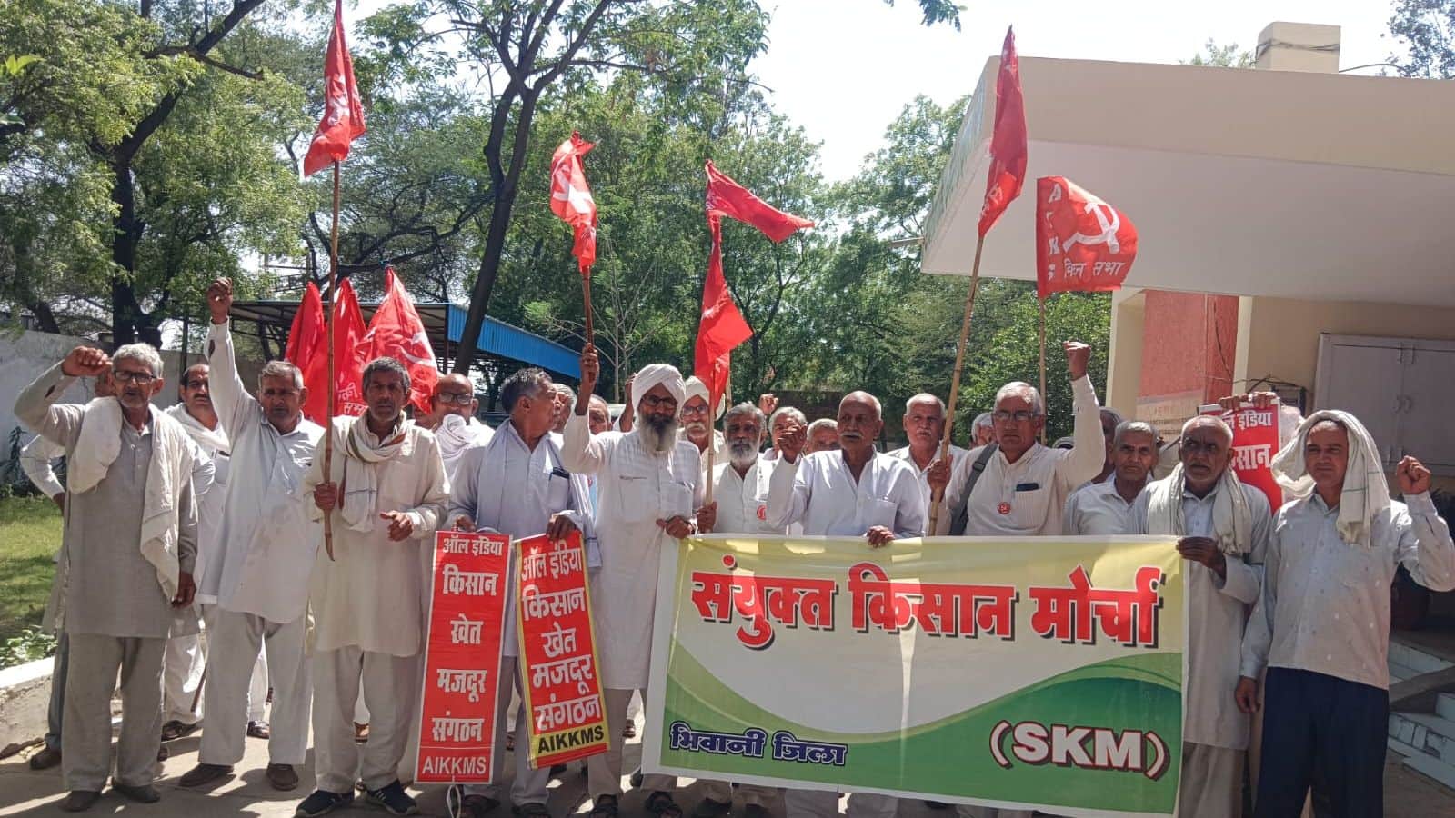 मंडियों पर लगाई अनावश्यक शर्तों के विरोध में प्रदर्शन करते संयुक्त किसान मोर्चा संगठन के सदस्य।