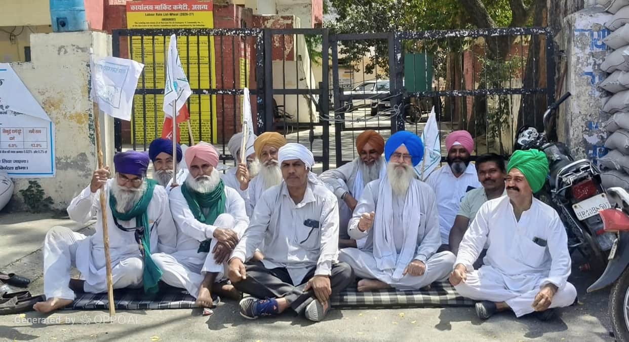 Market committee offices were locked and slogans were raised for three hours.