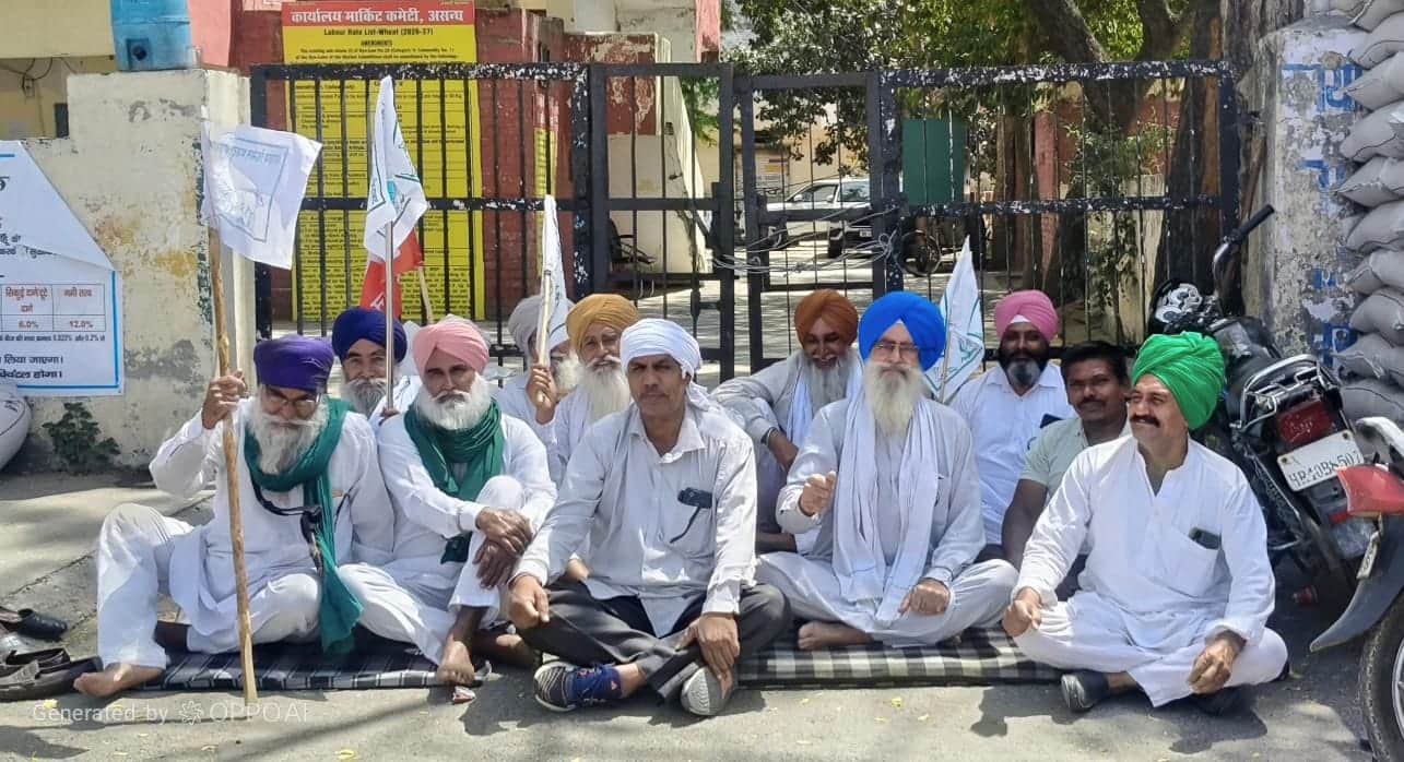.मांगों को लेकर मार्किट कमेटी कार्यालय के बाहर धरना देते किसान। संंगठन