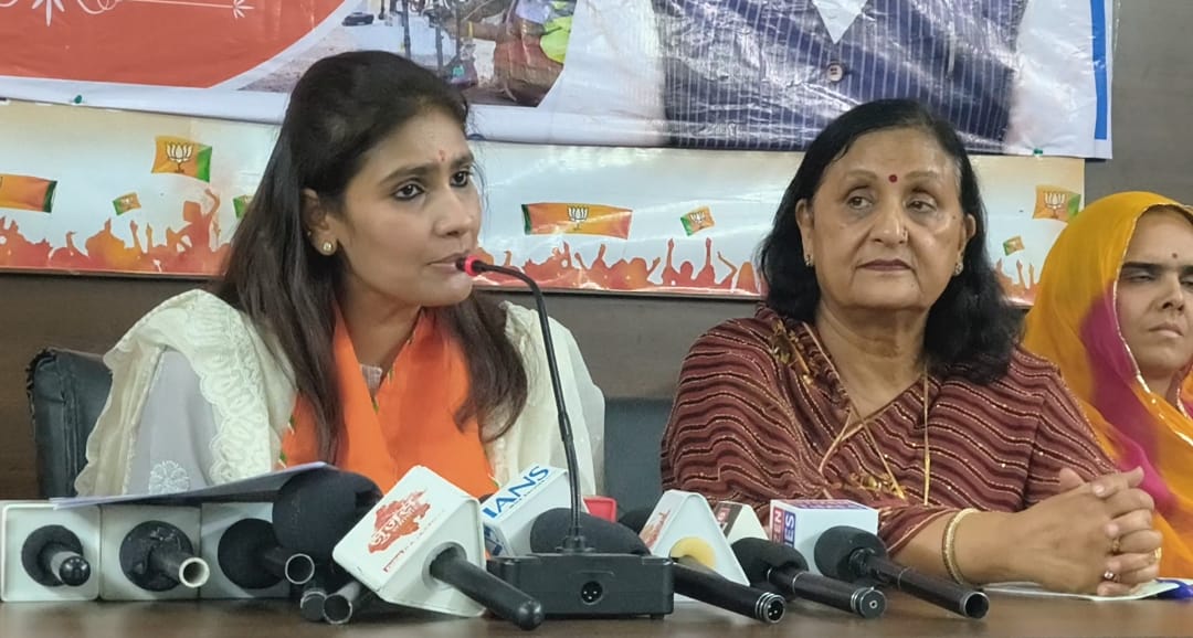 प्रेस वार्ता के दौरान विधायक दीप्ति माहेश्वरी