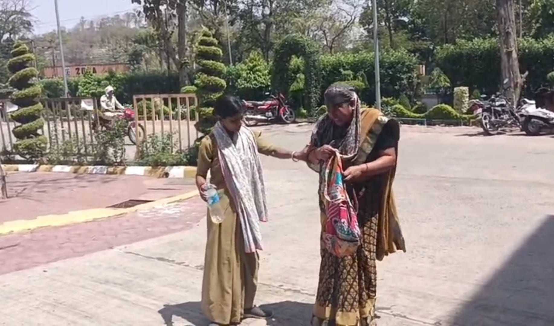 महिला को रोकती सुरक्षाकर्मी