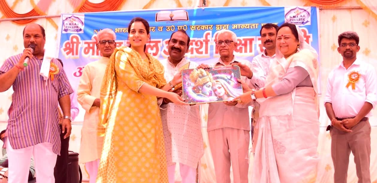मोहनलाल आदर्श विद्यालय में चयनित अभ्यर्थियों का सम्मान करतीं जिपं अध्यक्ष सीमा उपाध्याय व अन्य 