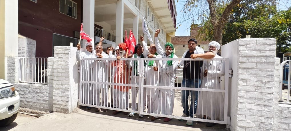 Farmers stood guard at the gate of the market committee, scuffle with police, farmers protested for three hours against the biometric system and new rules