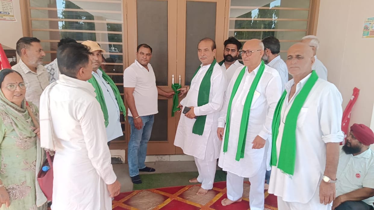 Farmers staged a protest and locked the office of the Radaur Market Committee