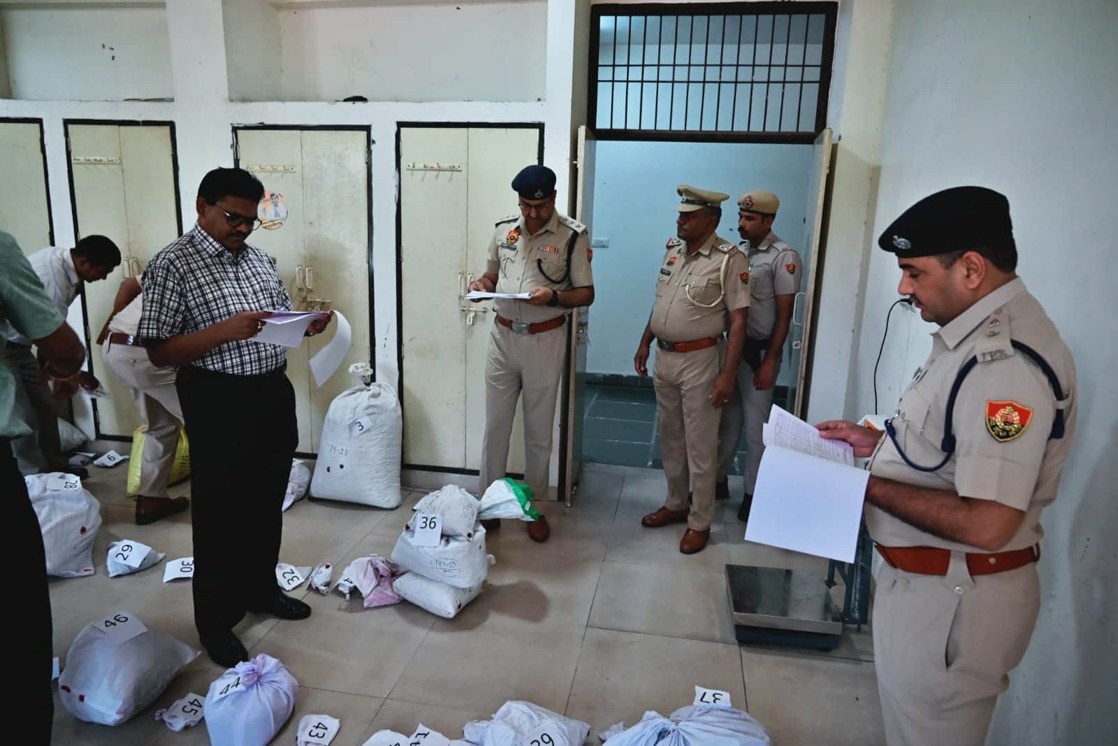 मादक पदार्थों का निरीक्षण करते अतिरिक्त पुलिस महानिदेशक करनाल रेंज, डा. एम रवि किरण। प्रवक्ता प