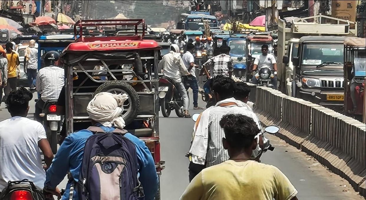 A bus breakdown on the Buxar-Bharauli bridge caused a 15-km traffic jam.