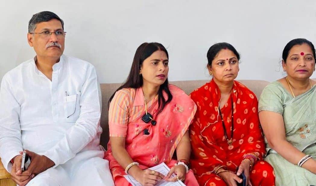 पीडब्ल्यूडी रेस्ट हाउस में पत्रकार वार्ता के दौरान बातचीत करतीं जिला प्रभारी रेनू डाबला। 