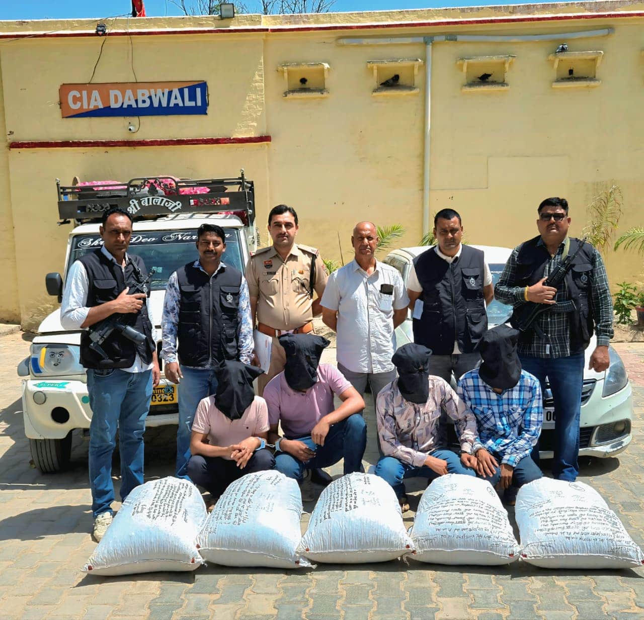 पुलिस की हिरासत में चारों आरोपी।