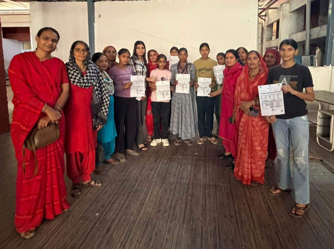 प्रमाण पत्र मिलने पर खुशी जाहिर करतीं किशोरियां। स्रोत : प्रशासन