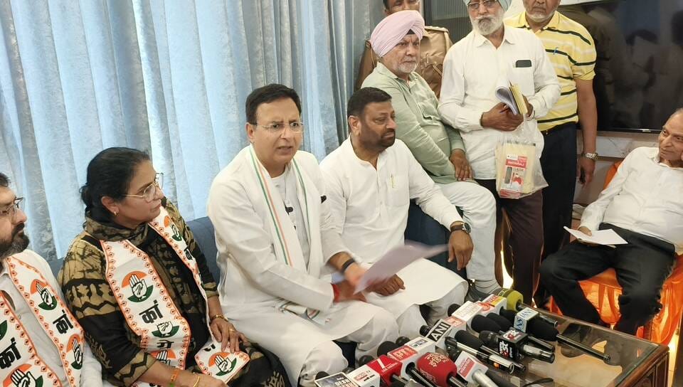 The order to transport crops only on tractor-trolleys is a Tughlaqi decree: Surjewala
