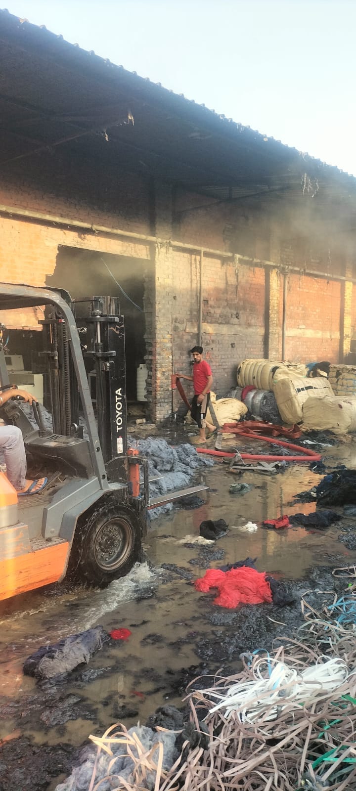 Fire broke out in the spinning mill, the team controlled it, raw material burnt.