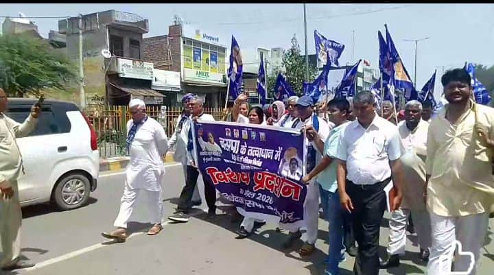 रोहतक भिवानी मार्ग पर रोड़ प्रदर्शन करते बसपा के कार्यकर्ता।