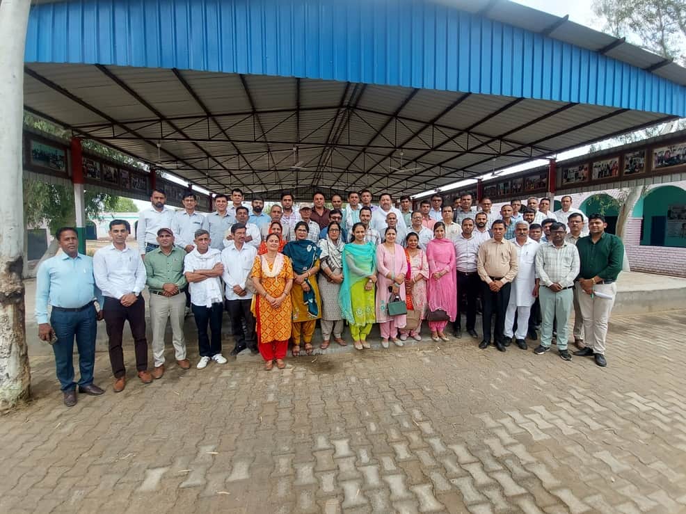  राजकीय मॉडल सांस्कृतिक स्कूल नाथूसरी चोपटा में प्रशिक्षण शिविर के दौरान मौजूद शिक्षक व अन्य। 