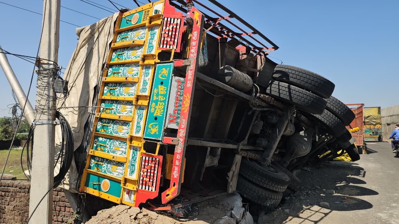 राष्ट्रीय राजमार्ग पर खरोट मोड़ के पास पलटा ट्रक। संवाद