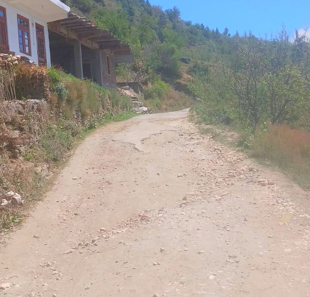 Traveling on the Sunda-Sanei road is dangerous, with tarring uprooted at many places.