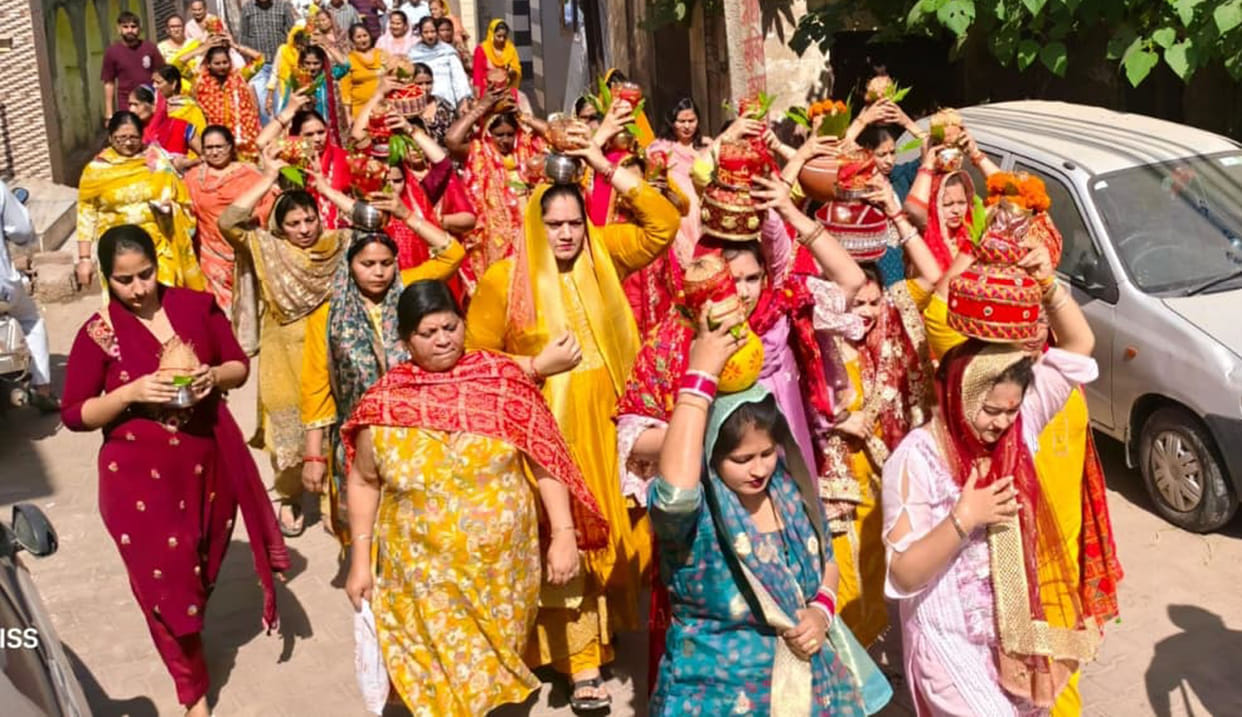 Women took out a Kalash Yatra