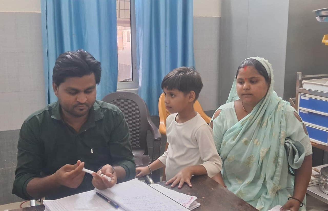 सीएचसी भियांव सेमरा में रैबीज का इंजेक्शन लगवाने के लिए मौजूद बच्ची। संवाद