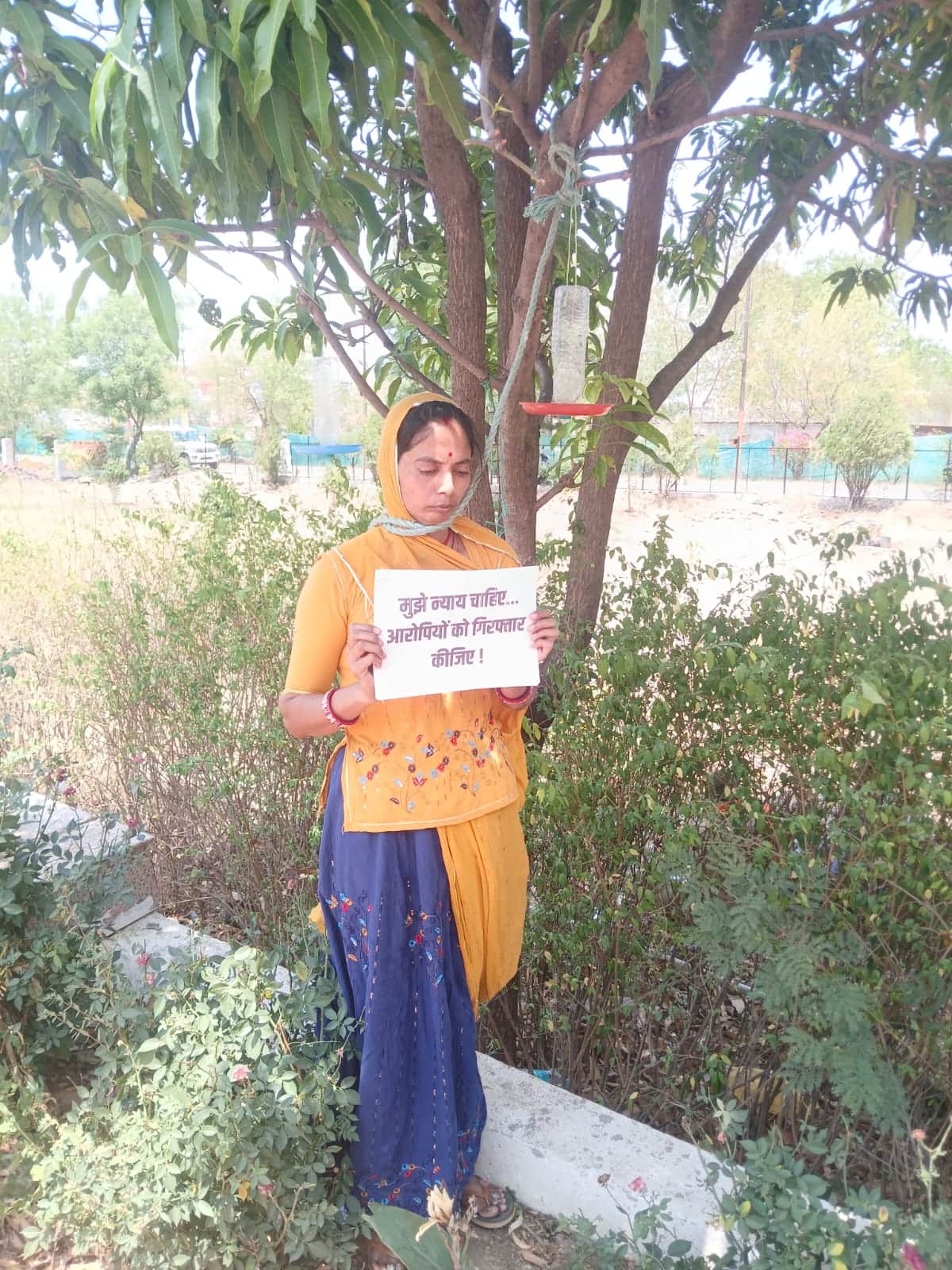 सूदखोरी से परेशान महिला ने कलेक्ट्रेट जनसुनवाई में लगाई सांकेतिक फांसी