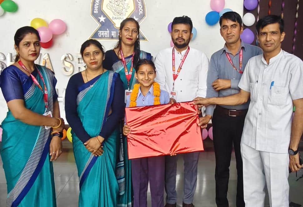 सम्मानित होने पर खुशी जाहिर करतीं साक्षी जांगिड़। स्रोत : परिवार