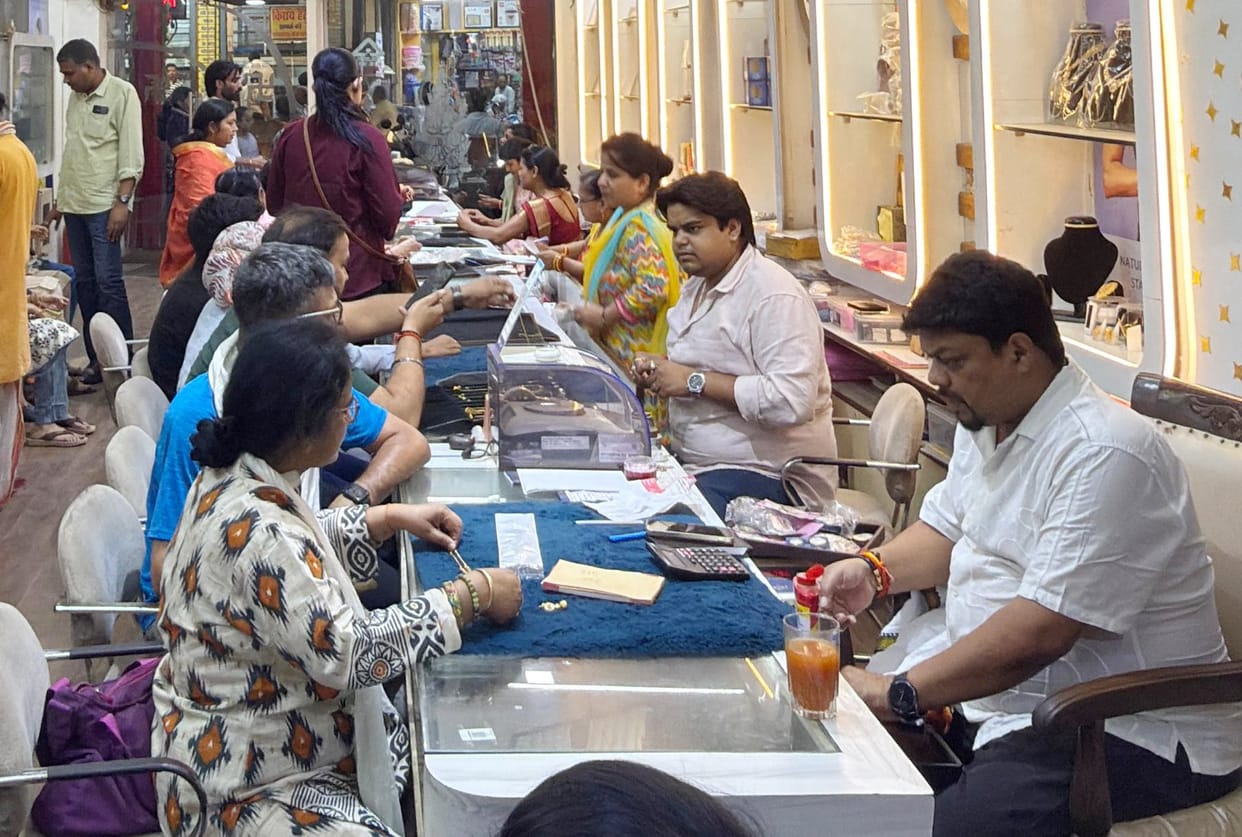 The Bullion Market Bustled; Jewelry and Coins Sold Briskly.