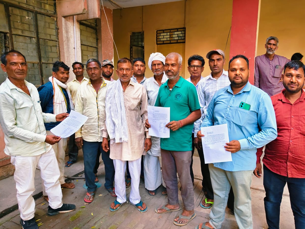 Farmers appealed to the administration after cutting the tubewell wires.