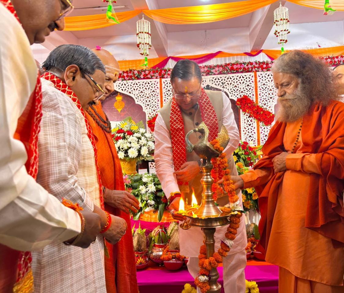 स्वर्गाश्रम स्थित वानप्रस्थ आश्रम में श्रीमद भागवत कथा का शुभारंभ करते मुख्यमंत्री पुष्कर सिंह
